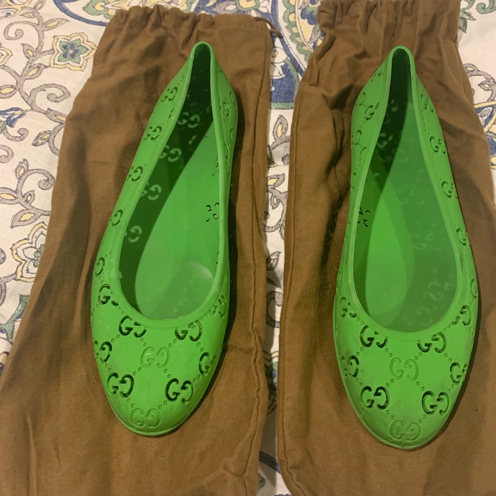 Gucci Authentic green rubber flats